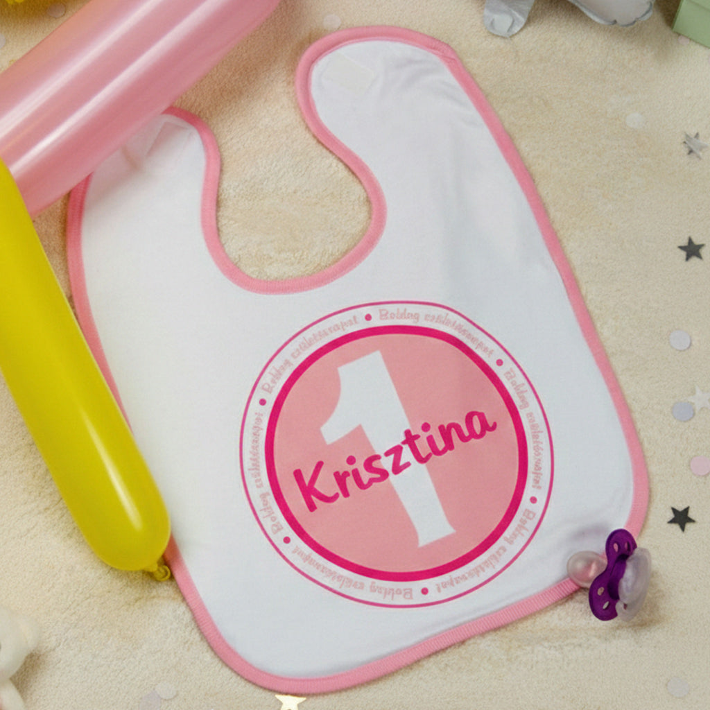 Egyedi, névre szóló születésnapi bébi előke rózsaszín szegéllyel, 1-es számmal és személyre szabható keresztnévvel kislányoknak. 🎂💖