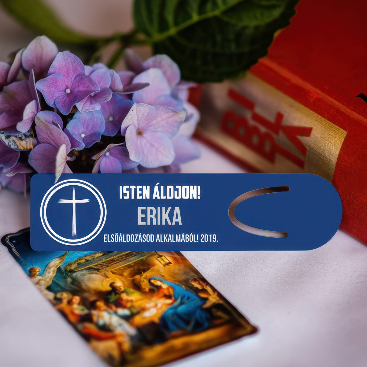 Vallásos mintájú egyedi könyvjelző kereszttel, ahol a név és az alsó felirat szabadon változtatható, emlékezetes ajándék elsőáldozásra vagy vallási alkalmakra.