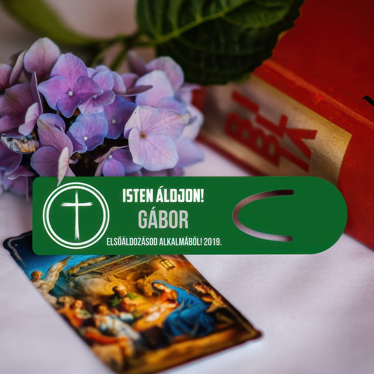 Vallásos mintájú egyedi könyvjelző kereszttel, ahol a név és az alsó felirat szabadon változtatható, emlékezetes ajándék elsőáldozásra vagy vallási alkalmakra.