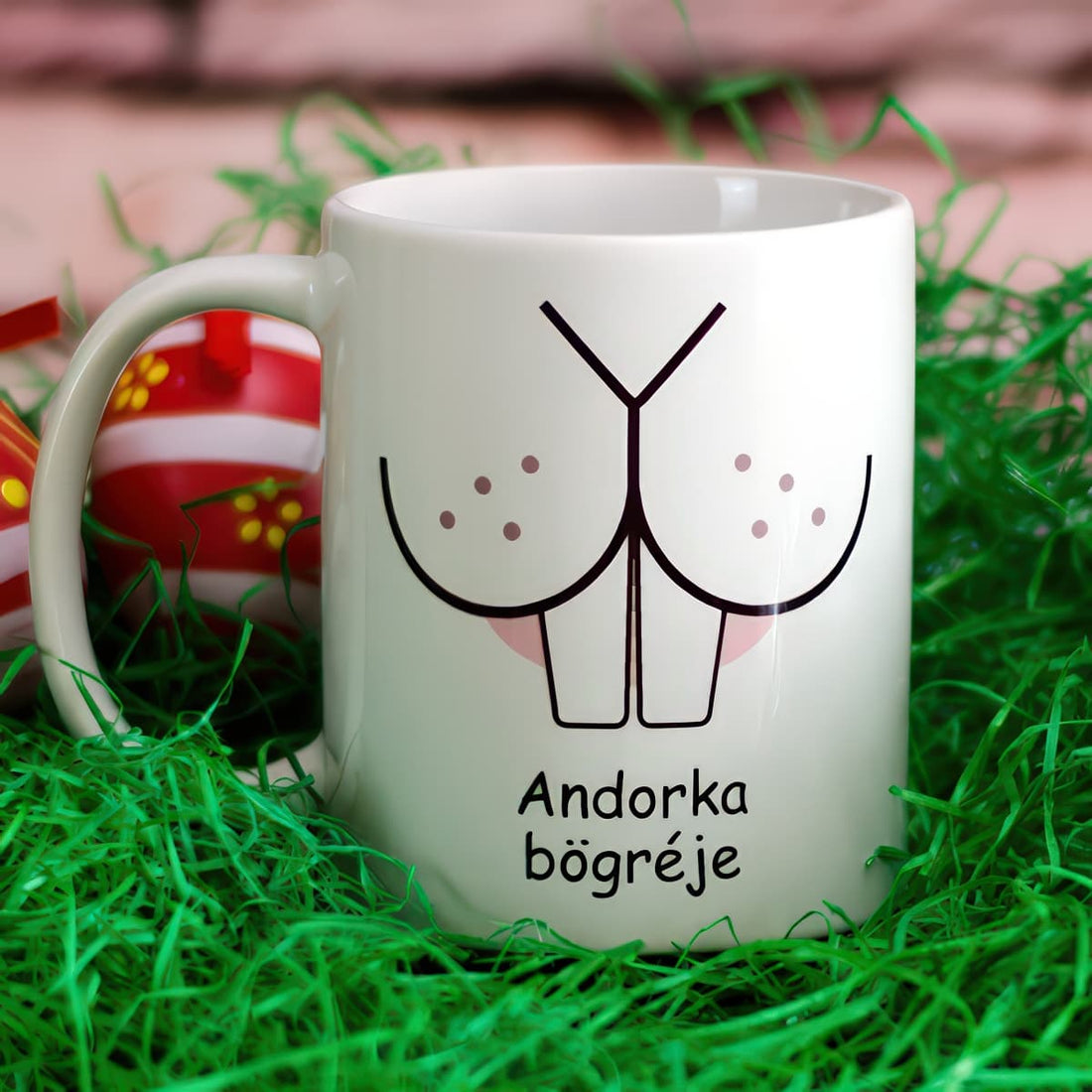 Húsvéti nyuszis bögre aranyos grafikai mintával – az egyedi felirat szabadon cserélhető, kedves személyre szabott ajándék húsvétra.