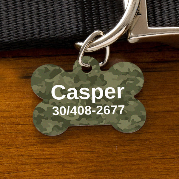 Zöld terepmintás, csont alakú kutyabiléta „Casper” névvel és telefonszámmal fehér betűkkel, nyakörvre akasztva